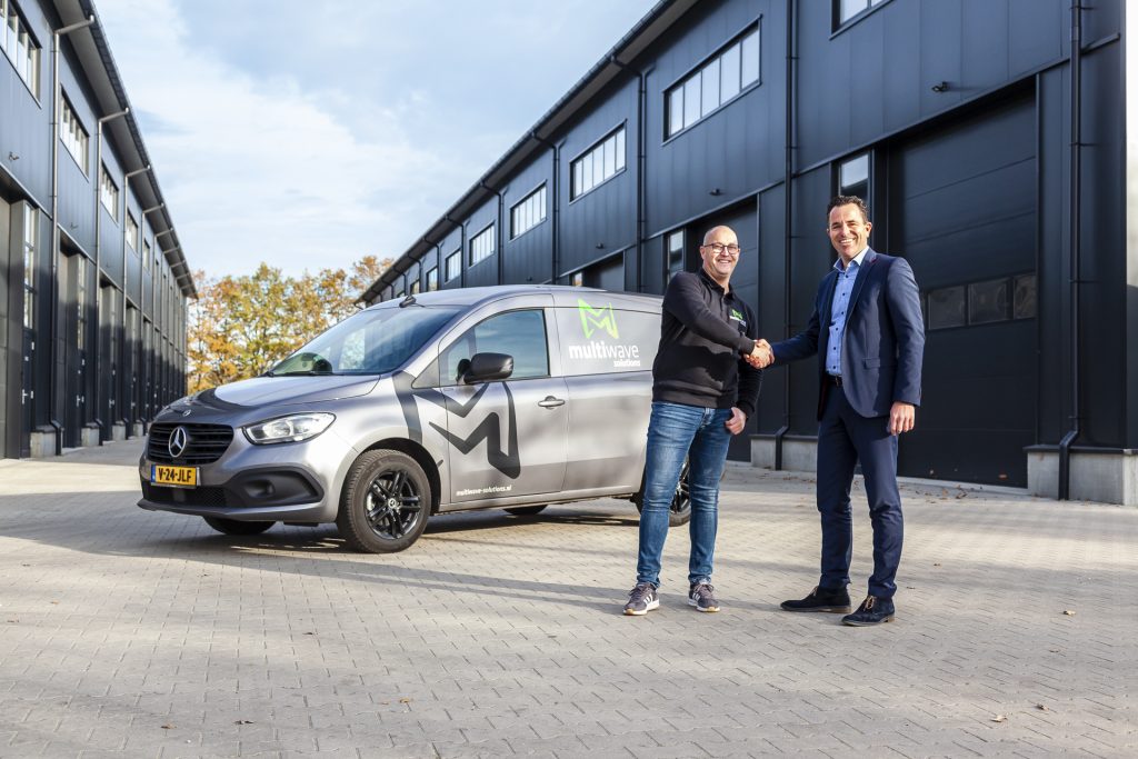 Handdruk met de eigenaar van Multiwave