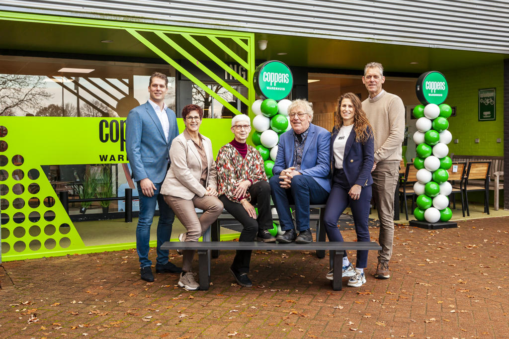 Foto met familie Coppens Volkel met Mathieu op een bankje